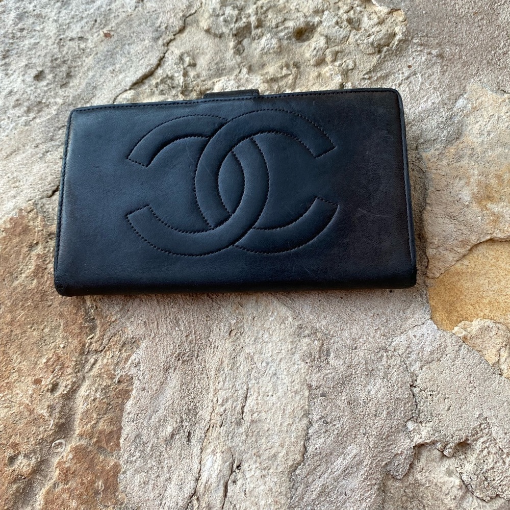 Pre-owned CHANEL “CC” logo black calfskin long bi-fold wallet